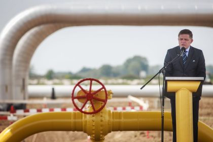Na Fica tlaci Trump aj Unia kvoli ruskemu plynu