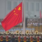 Na mrakodrape v Cine sa objavili hesla proti komunizmu