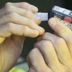 Opity policajt havaroval hladali zbran aj preukaz