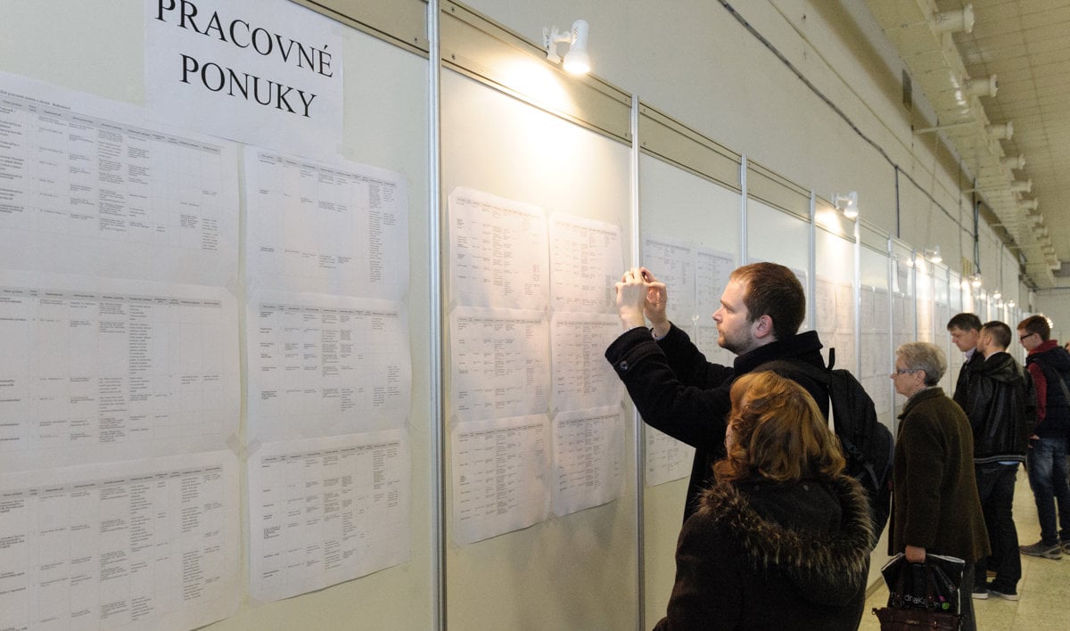 Pocet nezamestnanych by mal stagnovat alebo rast