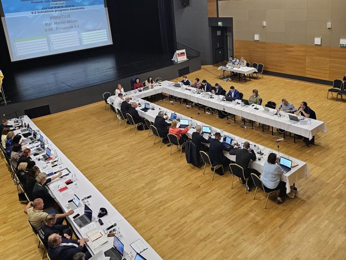 Poslanci v Puchove brania sviatok 17 novembra