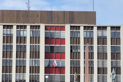 Poslanci ziadaju primatora Hattasa o zrusenie pozicie poradcu