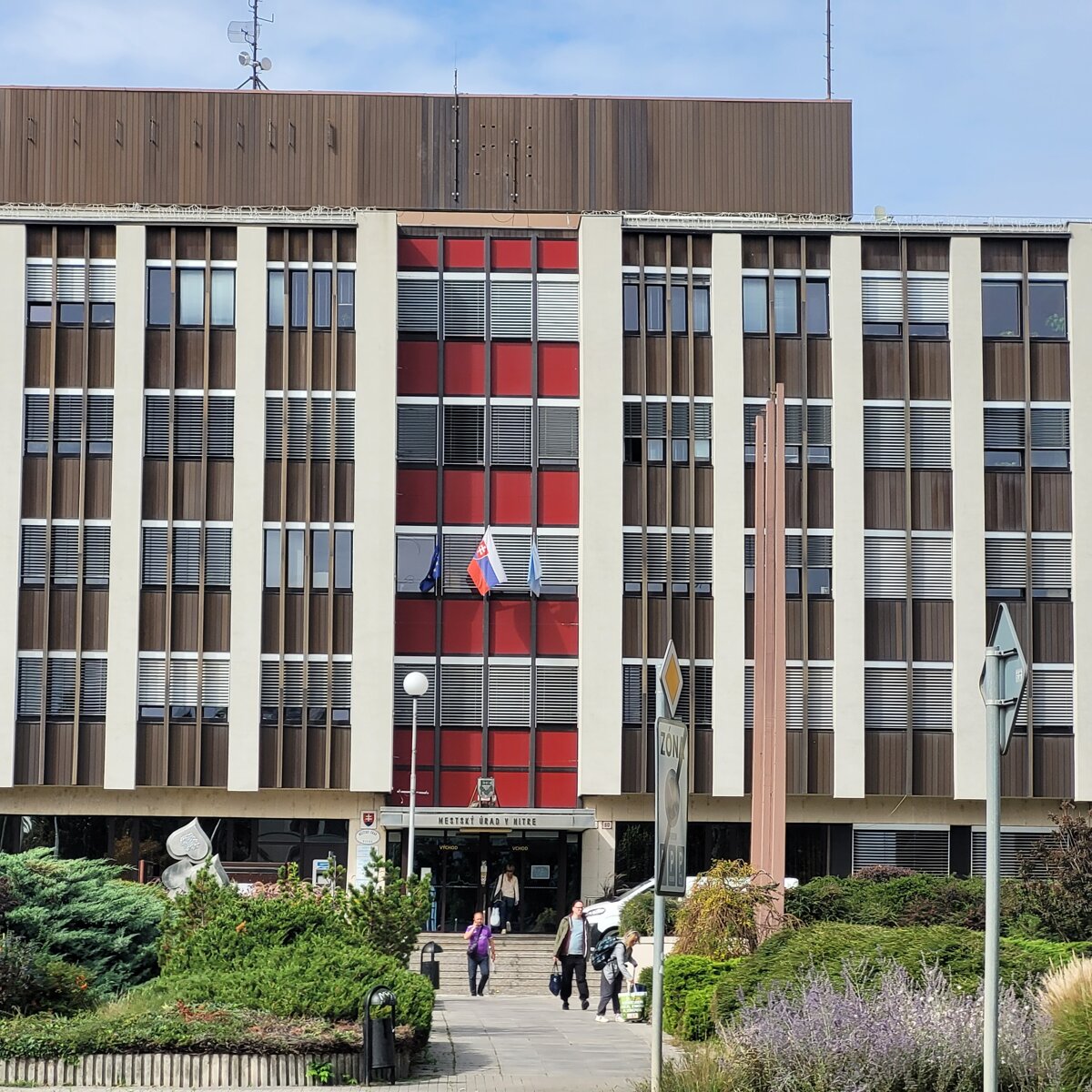 Poslanci ziadaju primatora Hattasa o zrusenie pozicie poradcu