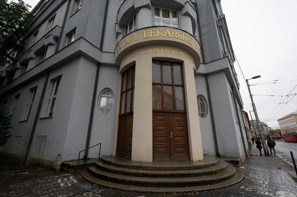 Rezort skolstva chce urcit maximalne rocne skolne