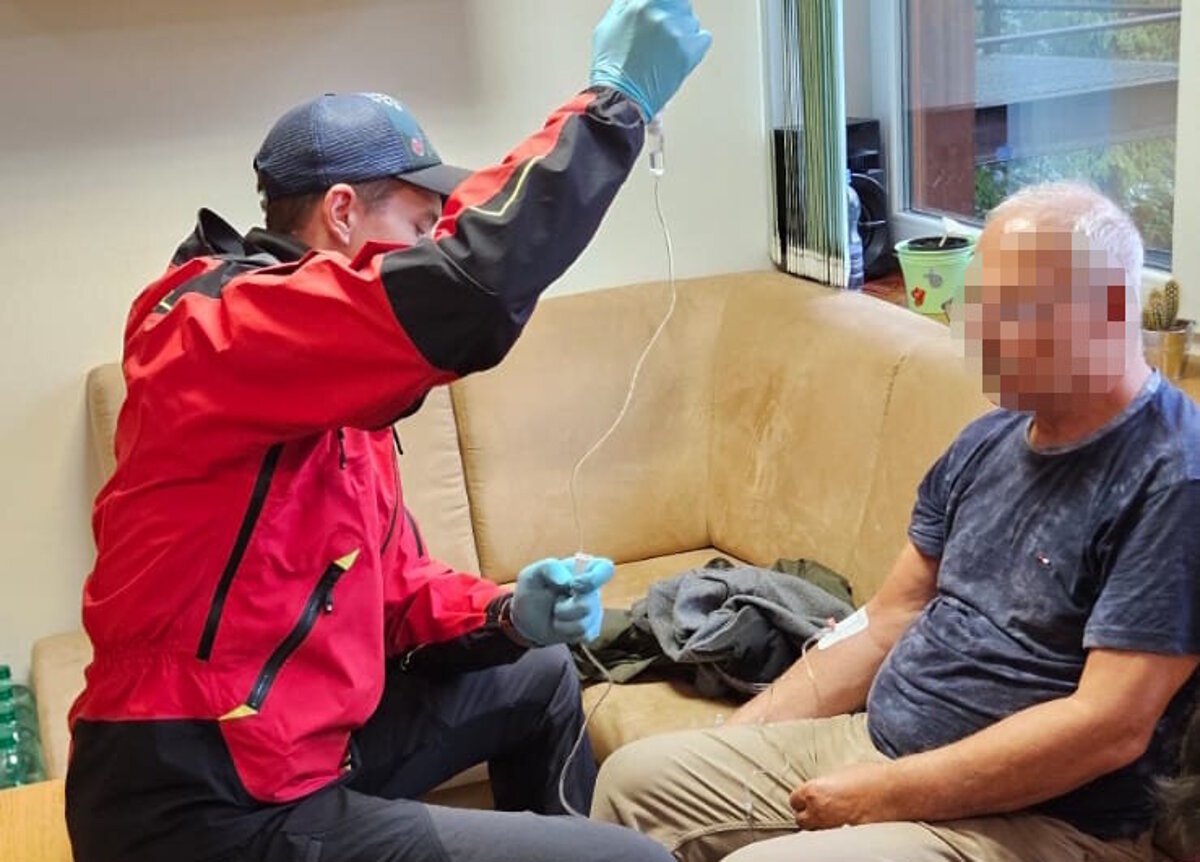 Senior upadol v jaskyni do predkolapsoveho stavu horski zachranari mu pomohli