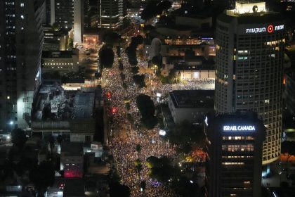 Tisicky demonstrantov v Izraeli vyzvali Trumpa aby ukoncil vojnu v Gaze