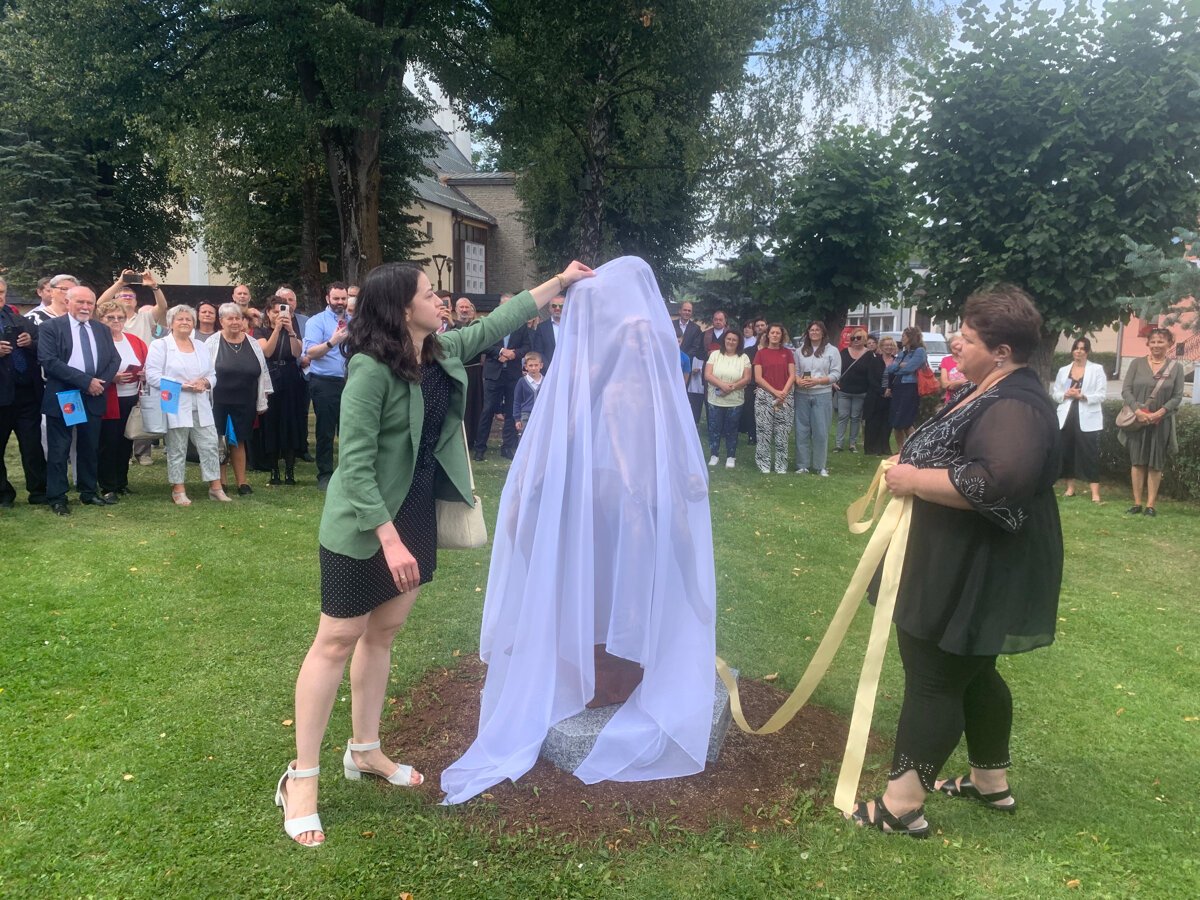 Tri sestry s kufrom dojali svet V rodnom meste na Orave ich pribeh oziva v novom parku