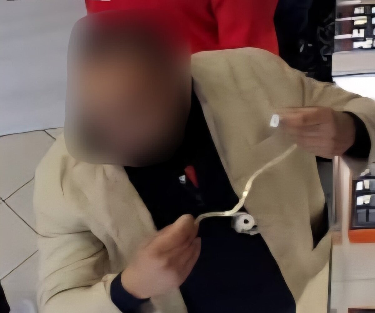 Ukradol retiazku za tisice eur pred zlatnictvom ho cakal komplic na aute