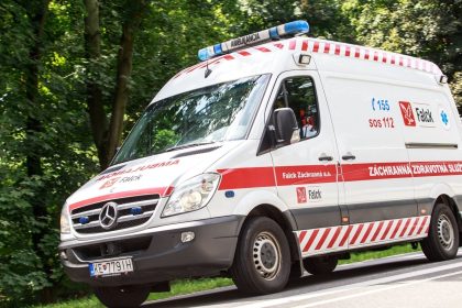 V Jarabej skoncilo auto prevratene na boku doprava obmedzena