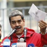 Venezuelansky prezident tvrdi ze osem americkych lodi s 1200 raketami cieli na Venezuelu