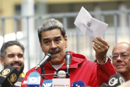 Venezuelansky prezident tvrdi ze osem americkych lodi s 1200 raketami cieli na Venezuelu