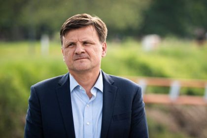 Vlada podla Hlinu mina polnohospodarske peniaze inde