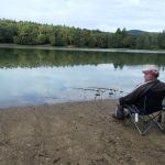 Vodna hladina v nadrzi stupa rybari sa vratili