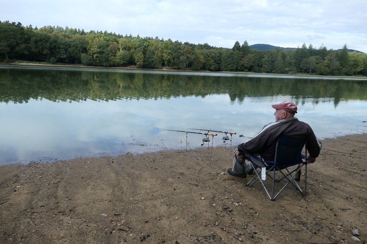 Vodna hladina v nadrzi stupa rybari sa vratili