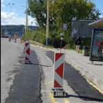 Vyjazdene kolaje pred zastavkou zalatali reakcia ludi bola rychla Akoby to robili Pat a Mat