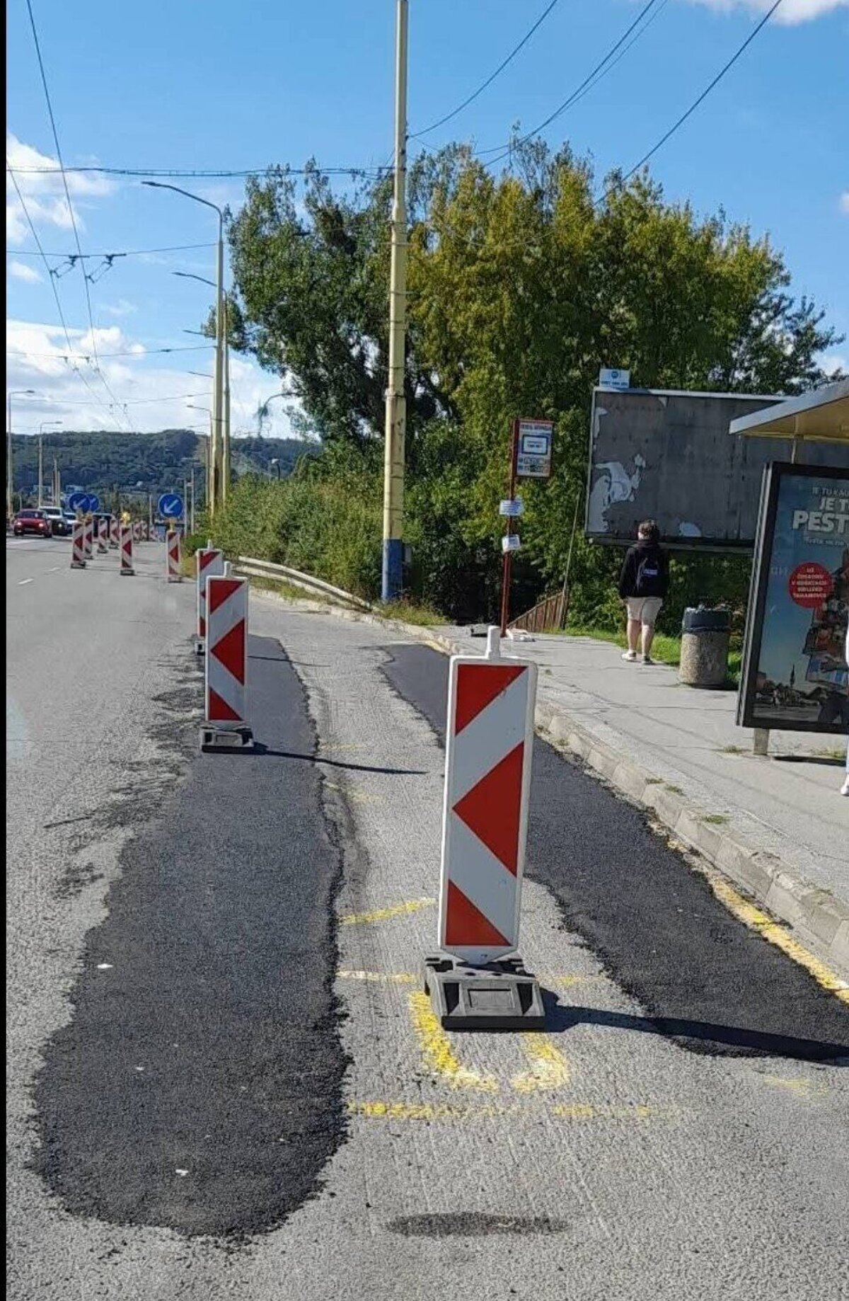 Vyjazdene kolaje pred zastavkou zalatali reakcia ludi bola rychla Akoby to robili Pat a Mat