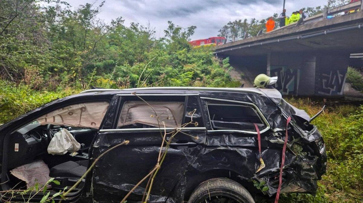 Auto na D2 prerazilo zvodidla a spadlo