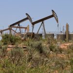 Ceny ropy sa pohybuju zhruba na stvormesacnych minimach