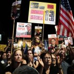 Desattisice ludi v Izraeli demonstrovali za navrat tiel 13 rukojemnikov z Pasma Gazy