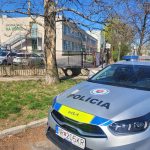 Do skoly chodi s naramkom na nohe