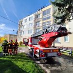Hasici evakuovali deti z horiacej skoly podpalaca spacifikovali kuklaci Velke cvicenie preverilo zachranne zlozky