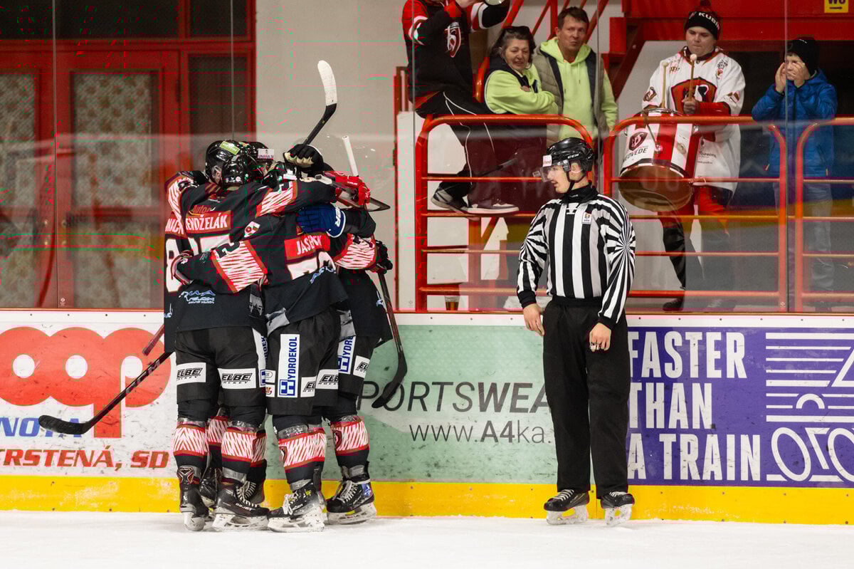 Na lade lietali plysaky goly do branky