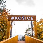 Obnovena visuta lavka s vyhladom na mesto