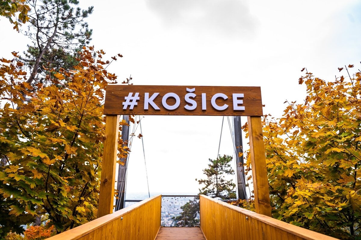 Obnovena visuta lavka s vyhladom na mesto