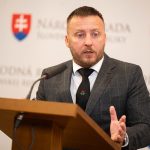 Robo ma svojho Peta Peto ma mikroskop