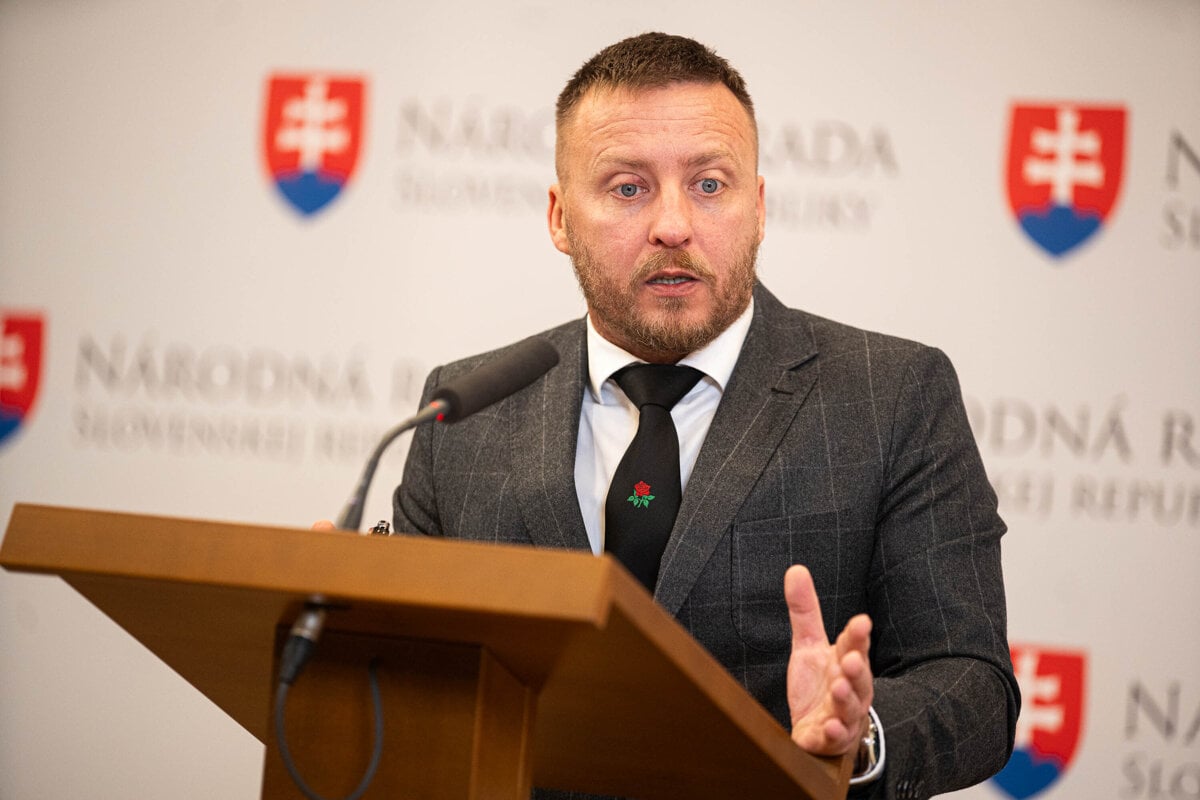 Robo ma svojho Peta Peto ma mikroskop