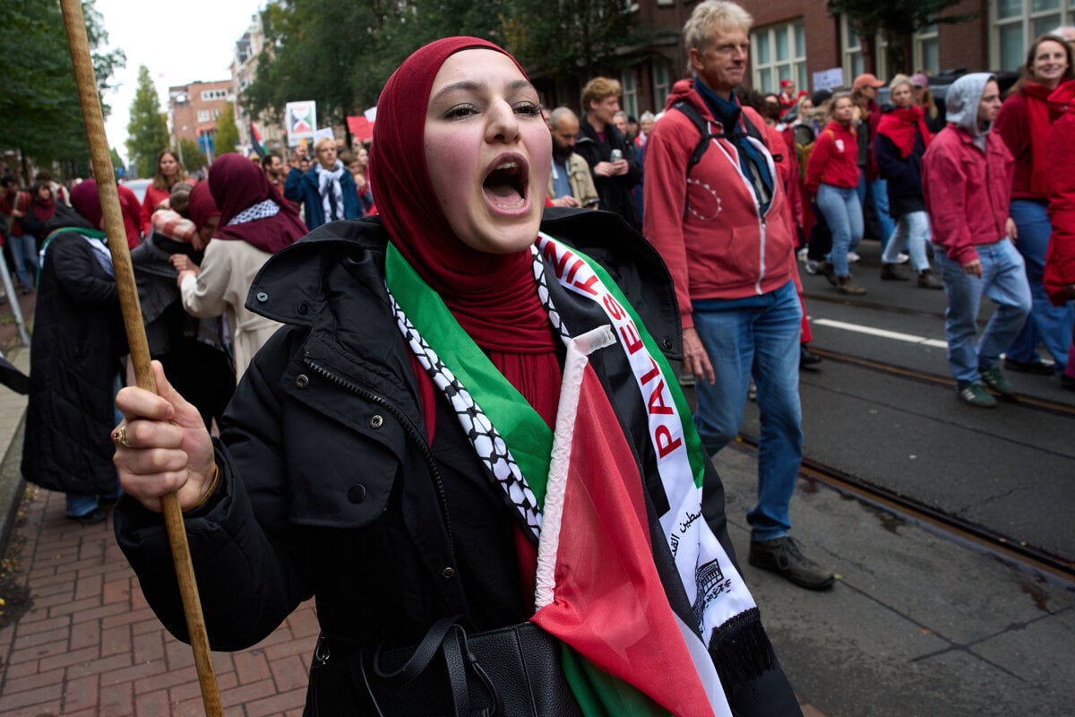 Statisice protestujucich v Amsterdame vyzvali vladu na prisnejsi postoj voci Izraelu