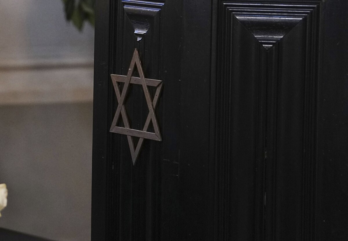 V Parizi sudia Bulharov za vandalizmus voci Zidom