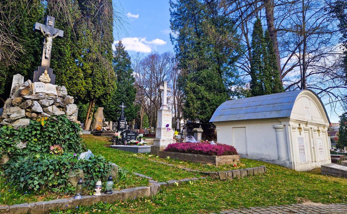 Zahadny hrob Janka Krala a hrobka kde nelezi prezident Narodny cintorin odhaluje tajomstva