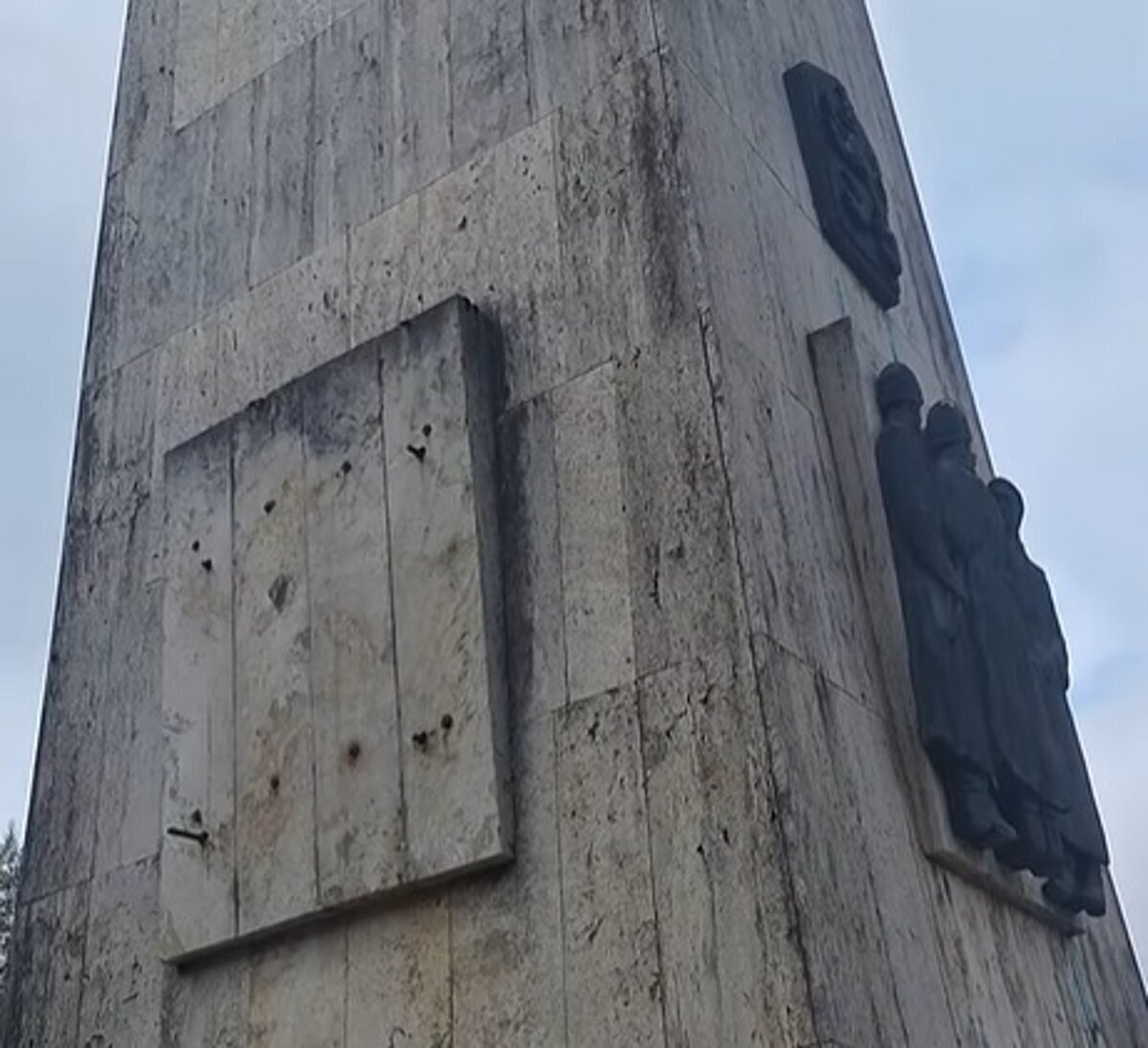 Zlodeja ukradnuteho reliefu nenasli obec kona