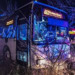 Autobus pri Mokranciach narazil do stromu zranili sa cestujuci