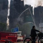 Bambusove lesenie len odvadza pozornost po pozari v Hongkongu