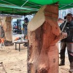 Desiatka rezbarov z dvoch krajin vytvara betlehem v Dubnici nad Vahom