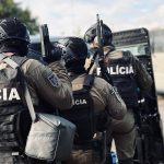 Dve domove prehliadky dvaja zadrzani za drogy