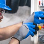 Elektrikari si do nocnej zobrali stuple do usi a spali v rozvodni Vyhadzov riesili sudy