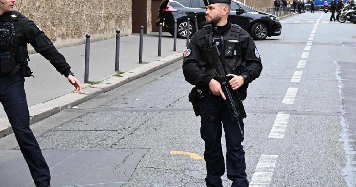 Francuzsko Policajt postrelil muza s nozom na stanici