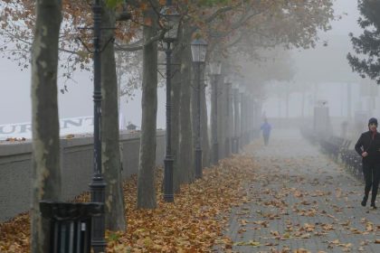 Na celom uzemi Slovenska si davajte pozor na hmlu