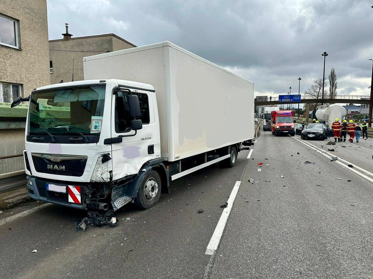 Nehoda troch aut hlavny tah cez Zilinu neprejazdny