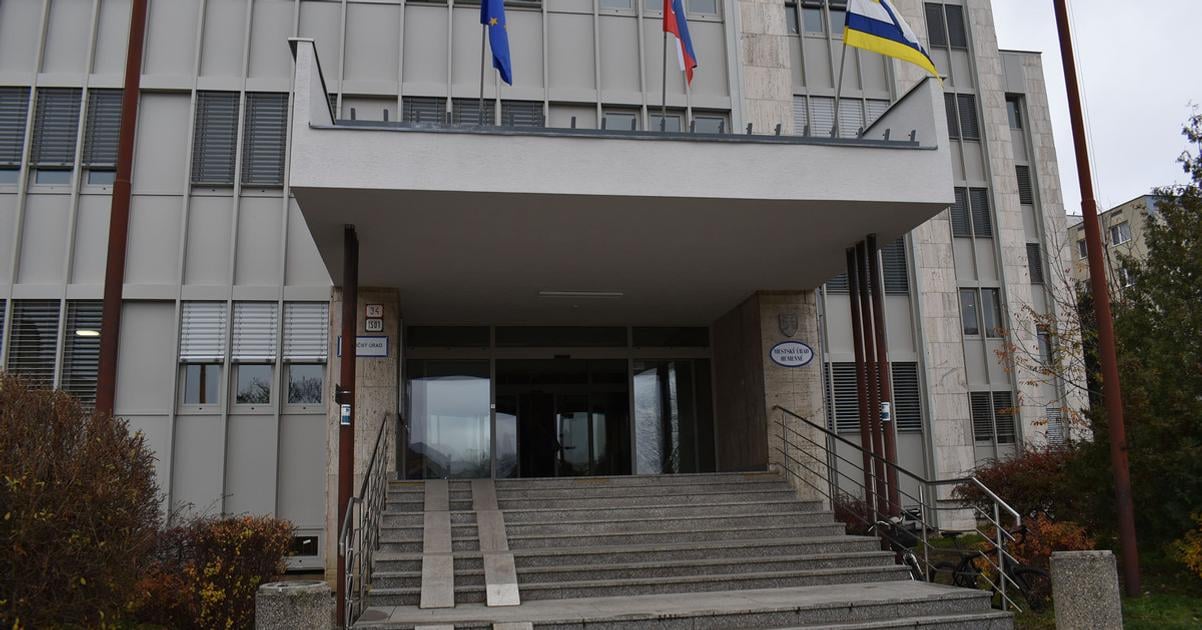 Pracovali v hluku a prachu poslanec ziada odmenu pre uradnikov