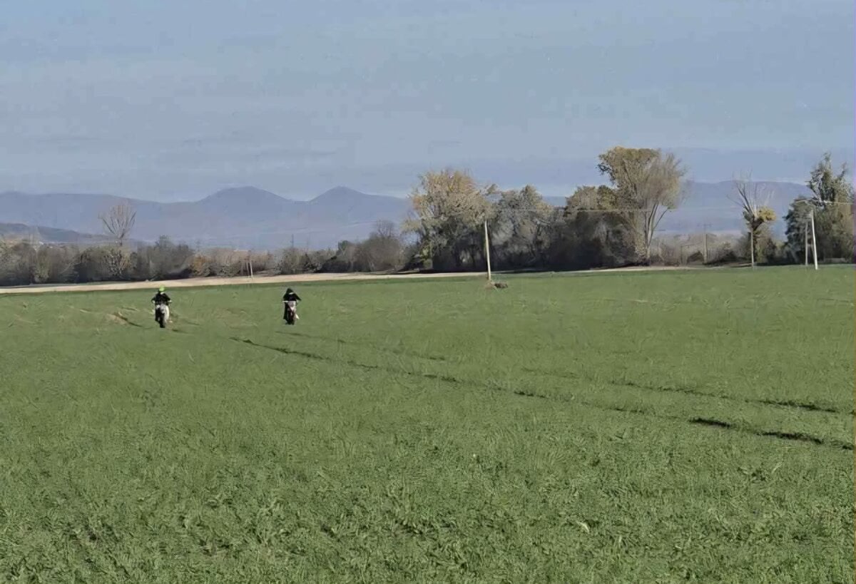 Z polnych ciest robia pretekarske drahy