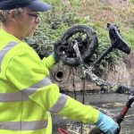 Z vody miznu tony kovov nasli zbrane a trezor