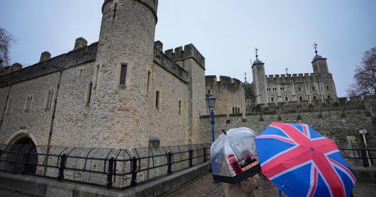 Aktivisti hodili kolac do vitriny s korunovacnymi klenotmi