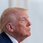Biely dom pripisal naplasti na Trumpovej ruke podavaniu si ruk