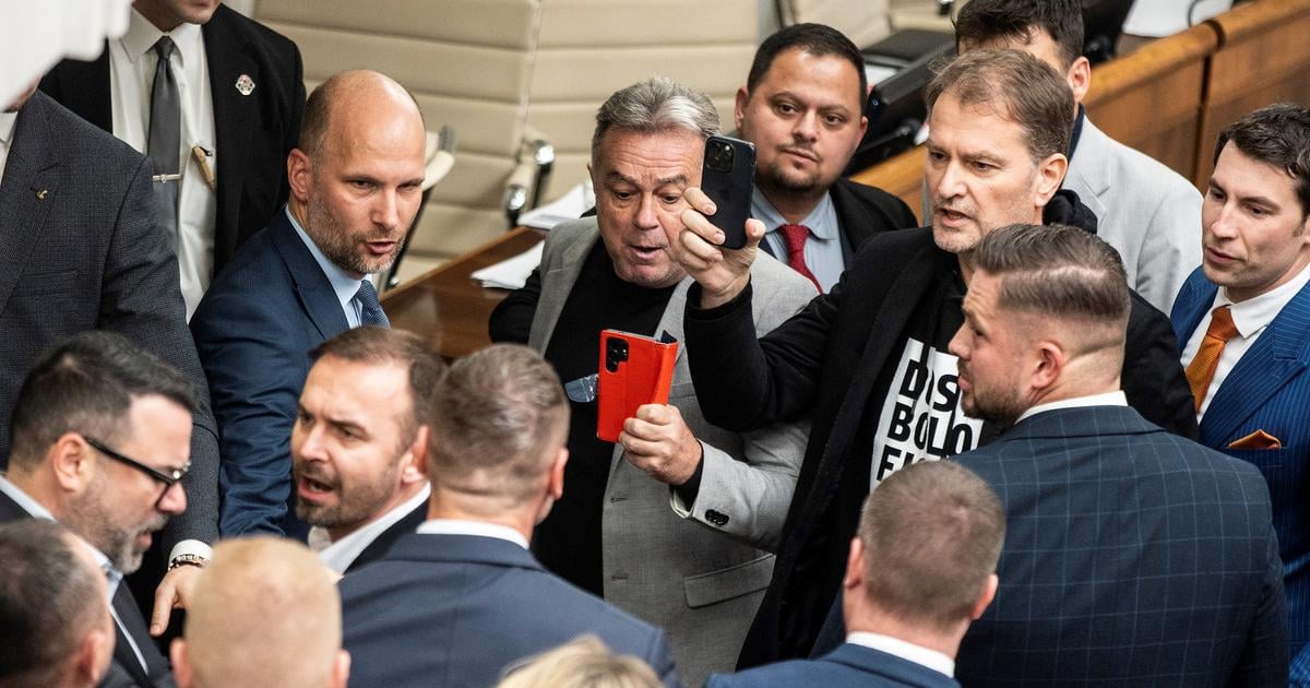Den ked sa v parlamente otvorili brany pekla