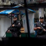 Desat ludi neprezilo strelbu pred nocnym podnikom