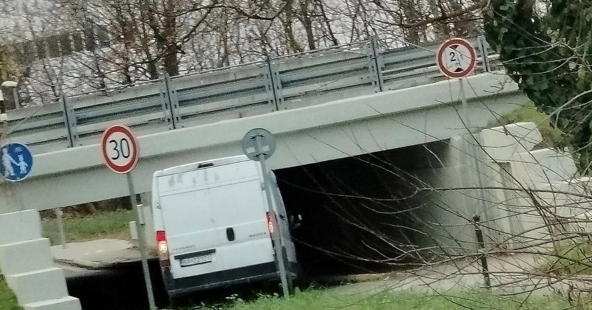 Dodavka znova uviazla pod rychlostnou cestou v Nitre